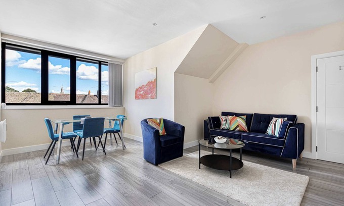 Sutton Apartment | City Service Lets | Large Cheam 1 Bed with Parking | Long Stays Welcome