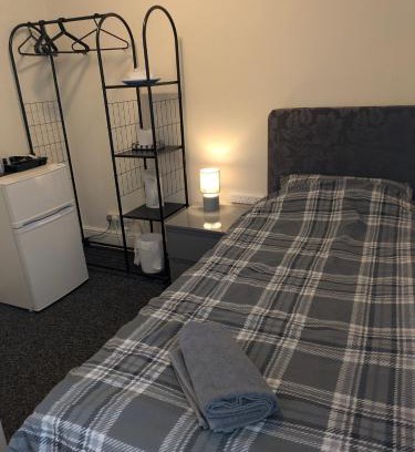 Kettering House | City Vacations Kettering free WiFi for ' Short & Long stays ' Shared bathroom & Shared Kitchen Single room for 1 Adult