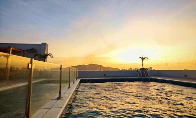 Barrio Miraflores Apartment | City-view apt, 2BR, 3 baths, Wi-Fi, 3 A/C, pool, gym, wifi, Netflix, Disney+.
