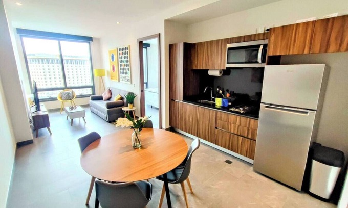 Cuauhtemoc Apartment | City View Oasis: KS Bed, Pool, Hot Tub & Gym