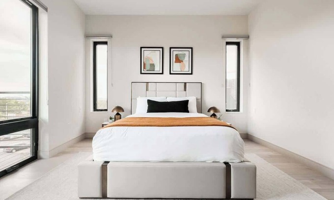 Jefferson Park Condo | City Views! | Chic Jefferson Park Condo | Tesoro