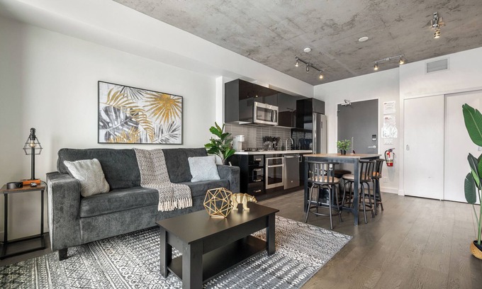 Connaught Apartment | City Views from High Floor - Gym, Pool, AC, Prkng