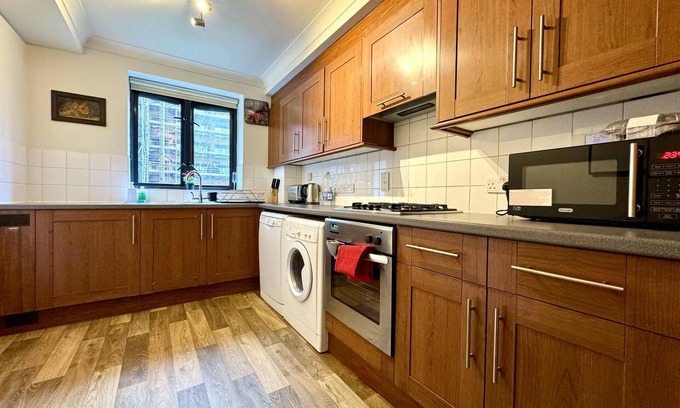 Abingdon Apartment | Cityscape Haven in Central London