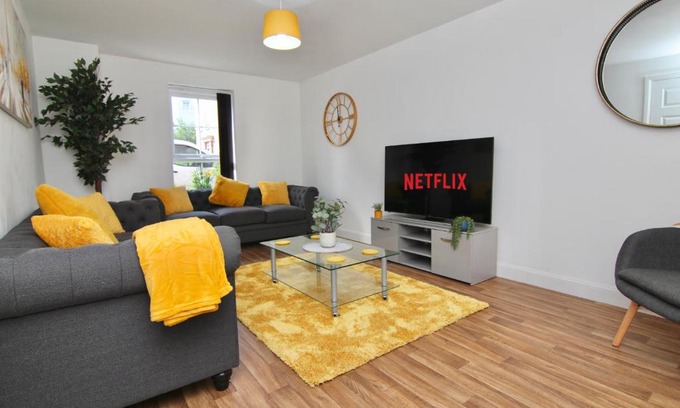 Coventry House | CityWharf Lodge - Fully Furnished Home With Free Parking, WiFi, Netflix