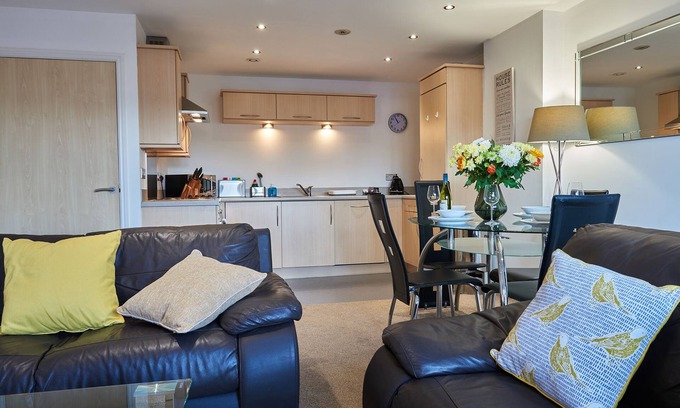 Newcastle-upon-Tyne Apartment | Clarence Court - Free Parking, W-Fi & Netflix