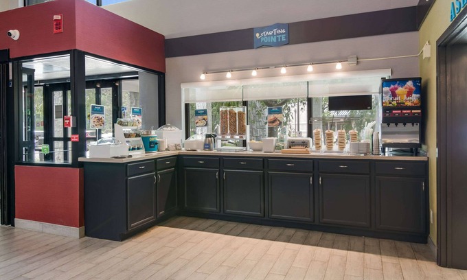 Jamestown Hotel | Clarion Pointe Jamestown - Falconer