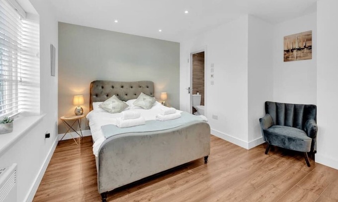 Chelmsford Apartment | Classic 2BD Flat in Chelmsford