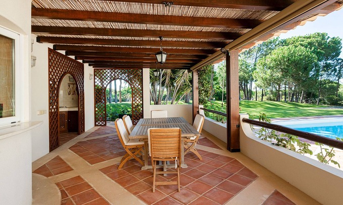 Almancil Villa | Classic 6 Bedroom villa w/private pool in Quinta do Lago
