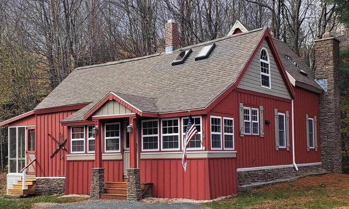 Lincoln House | CLASSIC ADIRONDACK STYLE COTTAGE!