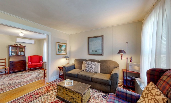 Camden House | Classic bungalow close to bay & beach w/WiFi & private washer/dryer