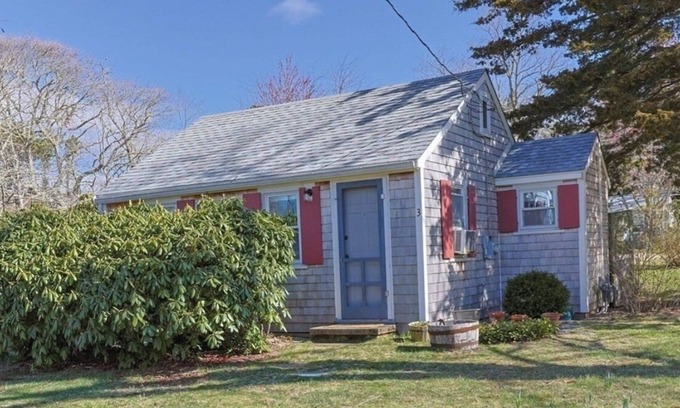 Eastham House | Classic, cozy Cape Cod Cottage