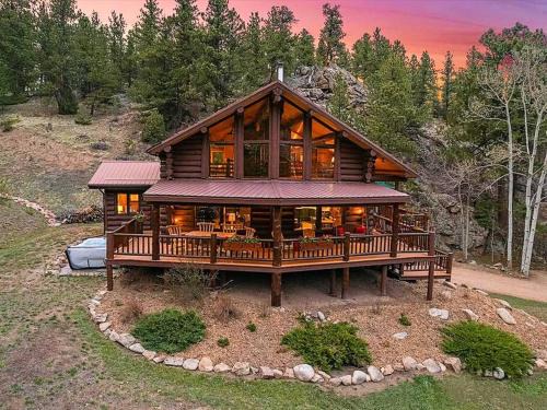 Lyons House | Classic Log Cabin near Rocky Mountain National Park and near Skiing