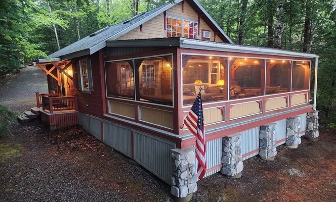 Mount Vernon Cabin | Classic Maine Lake Cottage, 25ft from lake shore!