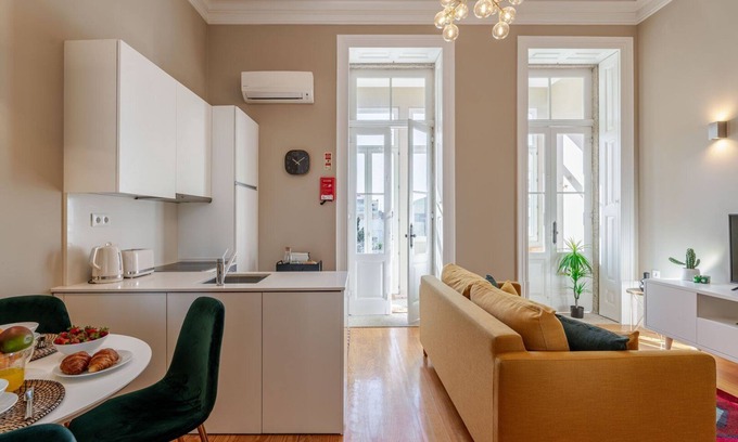 Paranhos Apartment | Classic Meets Modern – Downtown Balcony Retreat