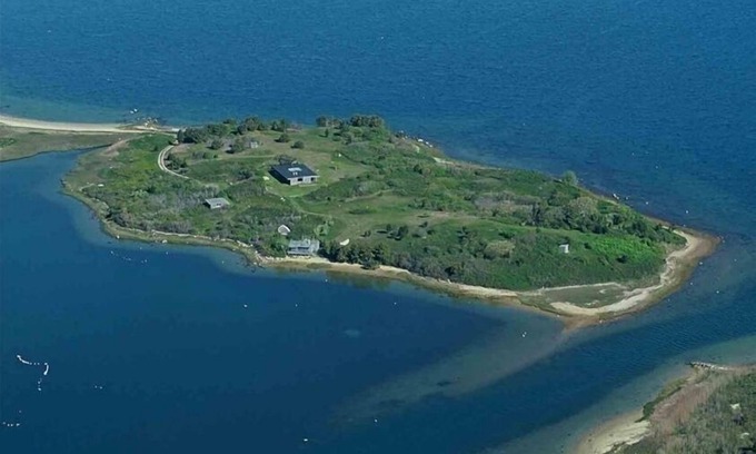 Chilmark House | Classic Modern House on its Own Point of Land with Astounding Views