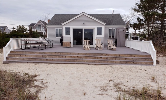 Tuckahoe House | Classic Southampton Peconic Bay Waterfront Bungalow Child Safe Gated Community