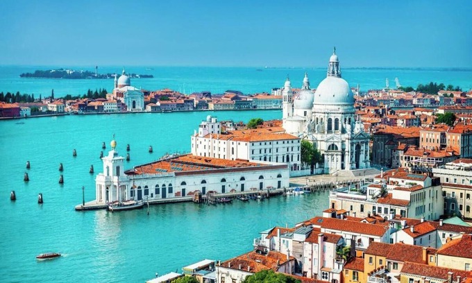 Cannaregio Apartment | Classic Venetian Elegance: Grand Canal Apartment in Palazzo Querini