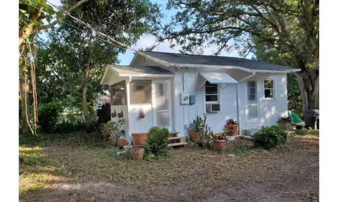 West Melbourne House | Classic Vintage Cottage near beach, shops, dining UTILITIES & INTERNET INCLUDED