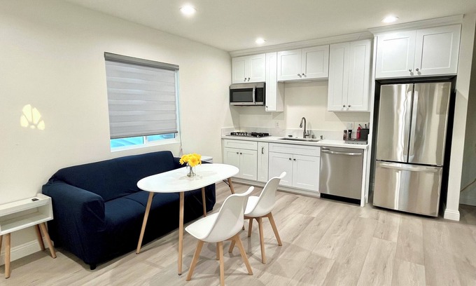 Santa Ana Heights House | Clean 1b1b near Disneyland