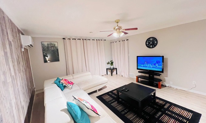 Medicine Hat House | Clean 2-bedroom house in Downtown with 1Gbps