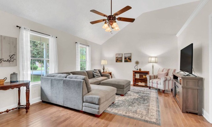 Spring Hill Apartment | Clean 3BR · Quiet Block · Backyard with Hoop