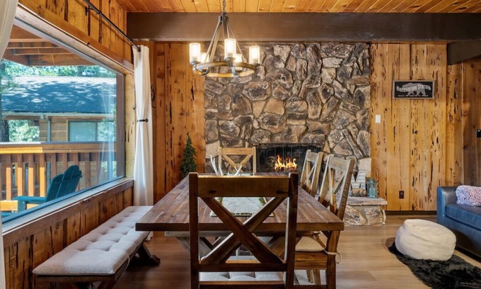Whispering Forest Cabin | Clean & Cozy Family Cabin Near Lake with A/C