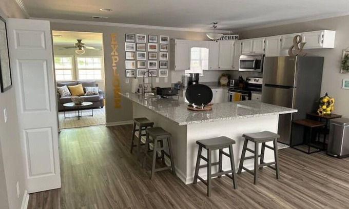 Savannah House | Clean, Quiet, & Cozy, Bungalow Getaway