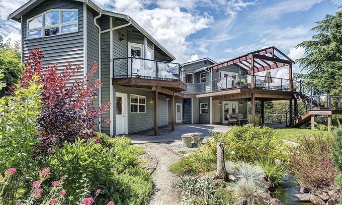 Kenmore House | Clean spacious home in Kenmore with fun perks!