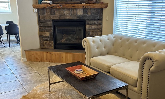 Redmond House | clean, stylish, relaxing home with hottub and fenced in backyard