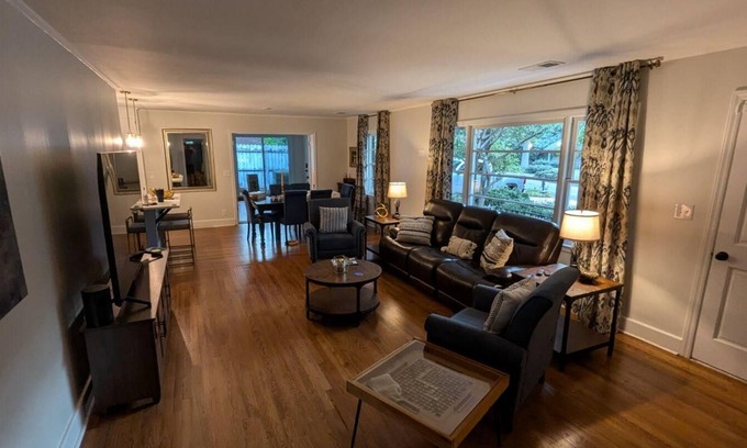 Clemson House | CLEMSON Newly renovated- quick access to Patrick Square and Downtown, Stadium.