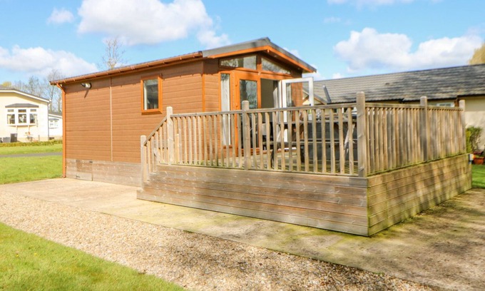Hutton Rudby Cottage | CLEVELAND WAY POD, pet friendly, with hot tub in Hutton Rudby