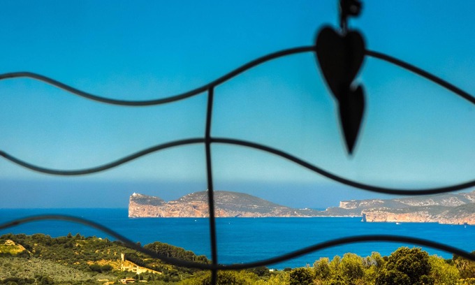 Alghero Villa | ClickSardegnaSeafront villa, 5 bedrooms, 6 bathrooms, infinity pool, WiFi