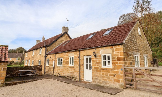 Scawton House | CLIFF COTTAGE, pet friendly, character holiday cottage in Thirsk
