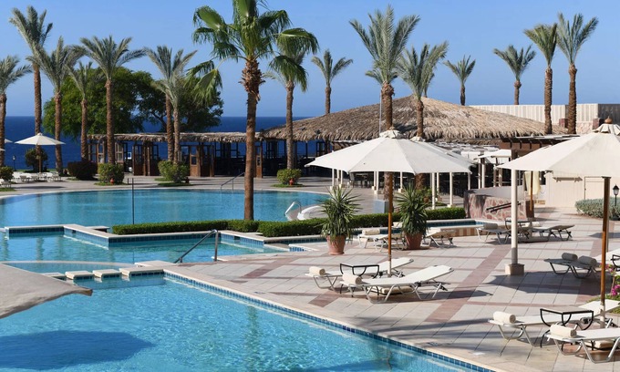 El Hadaba Hotel | Cliffside Family Resort | 4 Relaxing Rooms, Beach, Pools & All-Day Fun
