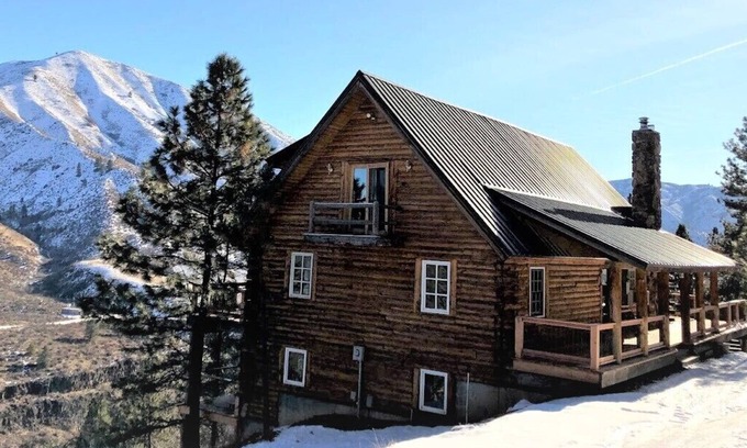 Boise Cabin | Cliffside Log Cabin w/ Large Deck for Enjoying Spectacular Views & Wildlife
