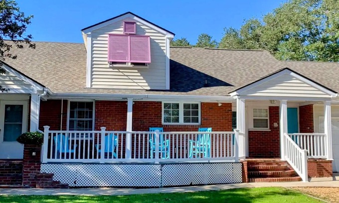 Morehead City House | Close to AB/Beaufort, 4 bikes, private patio, beach supplies, games for kids