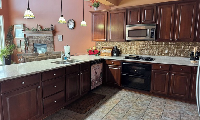 Rushville House | Close to Canandaigua and Finger Lakes. Near wineries and breweries/HOT TUB