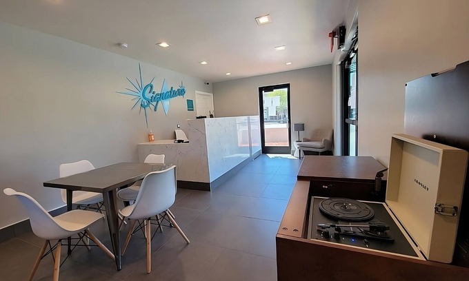 Newhall Hotel | Close to De Saisset Museum! 3 Modern Units, FREE Parking Onsite!