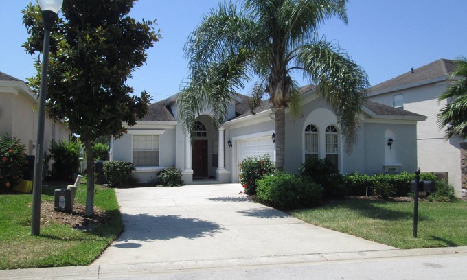 Calabay Parc Villa | Close to Disney, Golf, Shopping. Private pool, spa, games room, south backyard