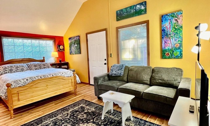 West Eugene Apartment | Close to Downtown! Arty & Cozy. Comfortable bed.