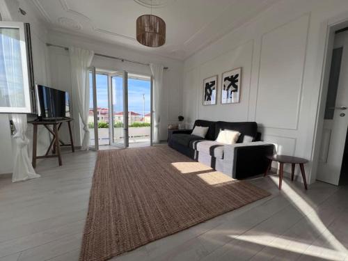 Nazare Apartment | Close to Everything Bright Modern Apartment