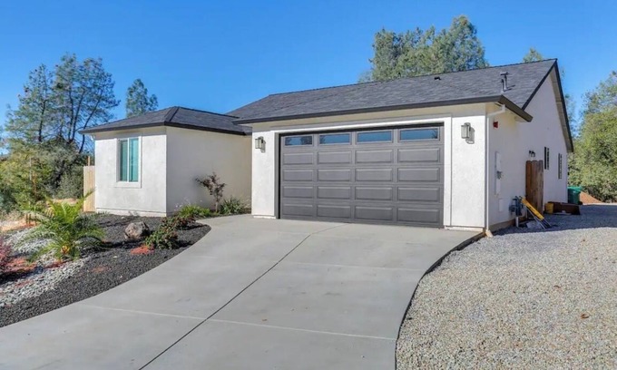 Shasta Lake House | Close to I5-Pet-friendly 3-bedroom house near Bethel