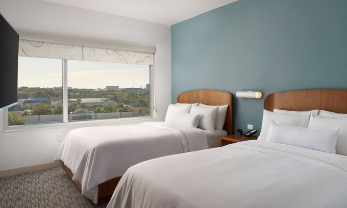 Williamsburg House | Close to Local Attractions! 2 Spacious Accommodation | Free Breakfast + Pool