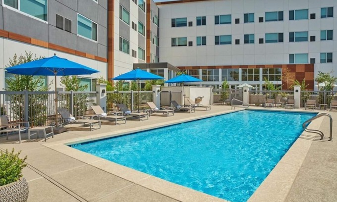 Williamsburg House | Close to Local Attractions! 4 Spacious Accommodation | Free Breakfast + Pool