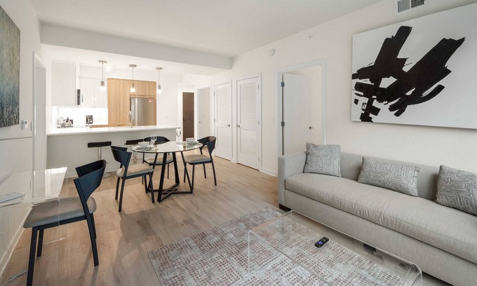 NoMa Hotel | Close to Metro Red Line | Business Traveler Friendly | NoMa