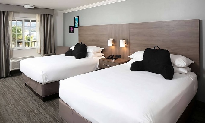 Temecula Hotel | Close to Old Town Temecula! Great Unit in Signature Temecula! Pool, Free Parking