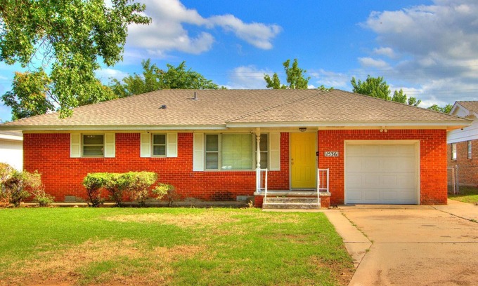 Norman House | Close to OU-TVs in every room-outdoor dining-wifi-W/D