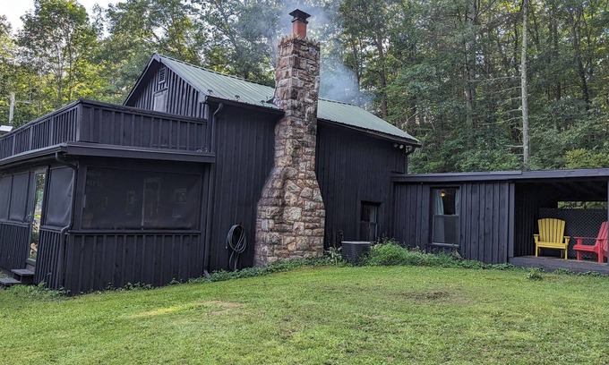 Petersburg Cabin | Close to Penn State & Whipple's Dam - Pet Friendly!