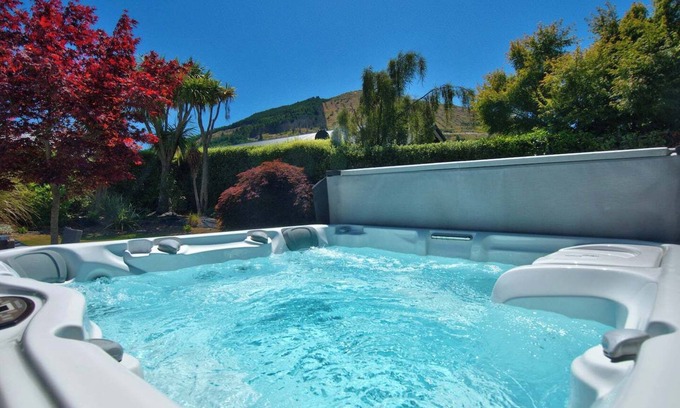Arthur's Point House | Close to Queenstown and Ski fields with spa pool