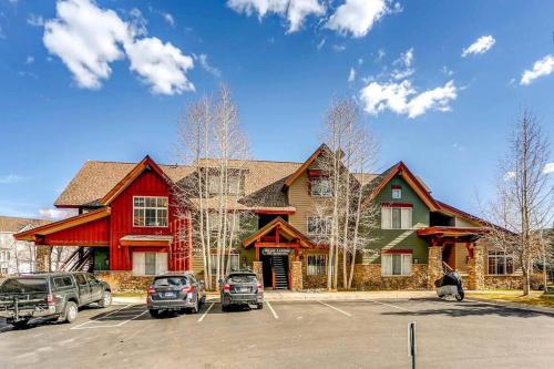 Frisco Apartment | Close to resorts, lake, shops & food! Hot tub!